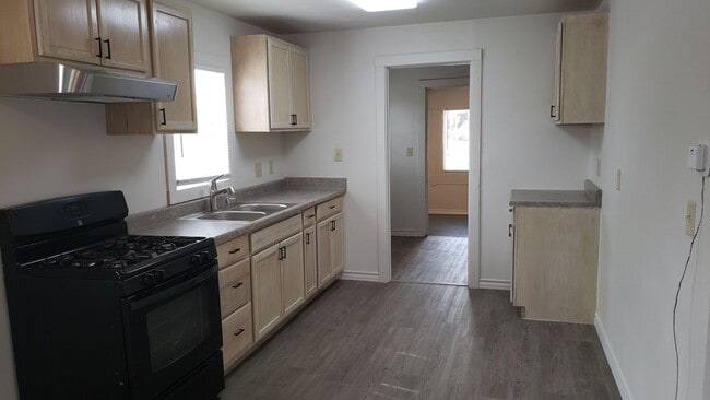 Building Photo - Recently Remodeled 3 Bedroom 1 Bath Home