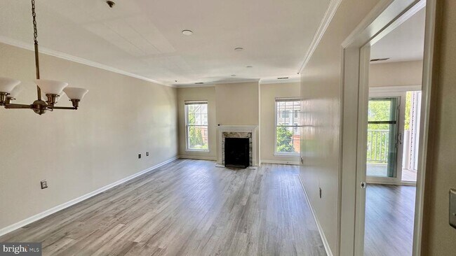 Building Photo - 7011 Falls Reach Dr