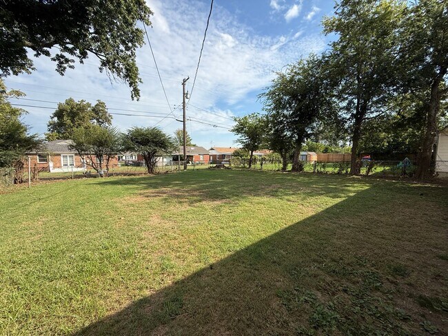 Foto del edificio - 3 Bed, 1.5 Bath Fenced Pets Allowed