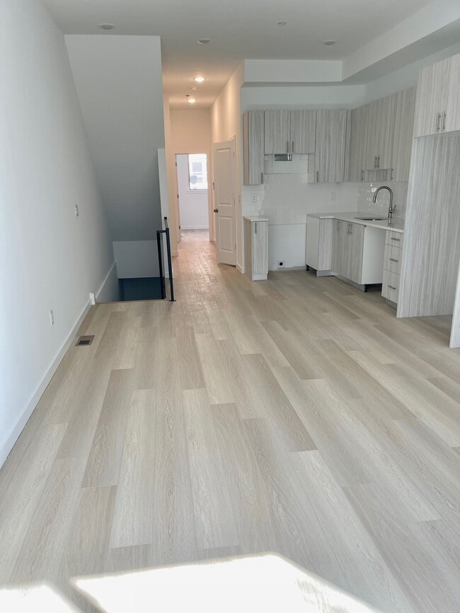 living and dining area with kitchen - 1252 N 18th St