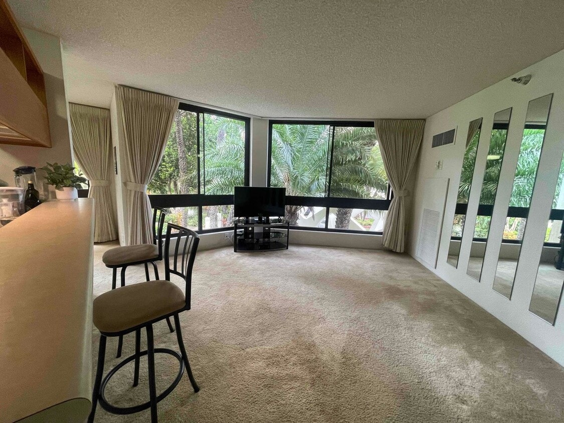 Primary Photo - Fabulous Unit in Waikiki!