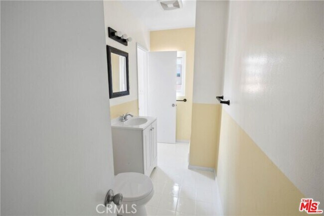 Foto del edificio - 11004 Mansel Ave