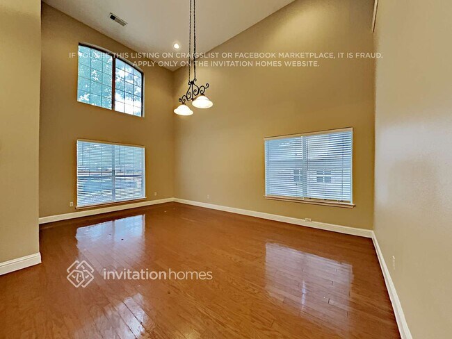 Building Photo - 921 Mockingbird Dr