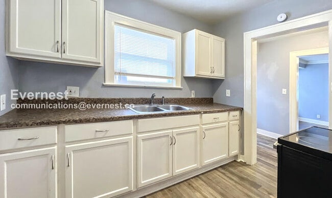 Foto del edificio - 2215 E Gregory Blvd