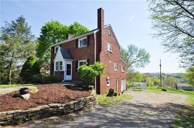 Building Photo - *Beautifully Updated & Spacious 4BD/2.5BA ...