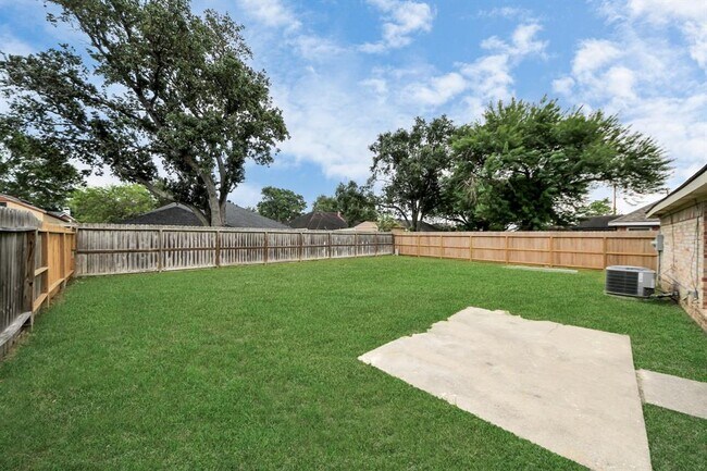 Building Photo - 2614 Village Cir Dr