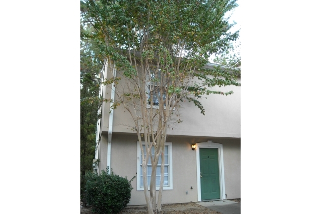 Building Photo - Valencia Square Townhomes