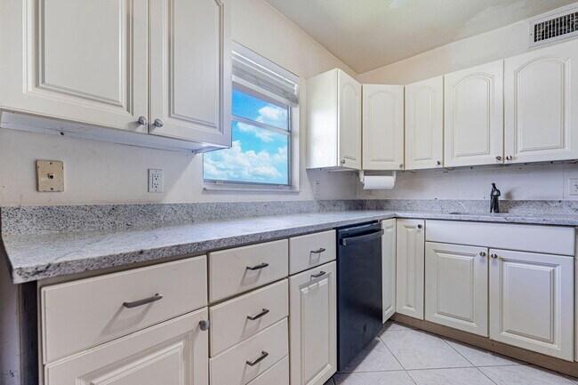 Building Photo - 672 Saxony Trail
