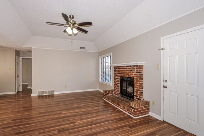 Foto del edificio - 3701 Burkehill Dr