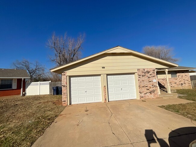 Building Photo - 3 bed, 1 1/2 bath, 2 car garage