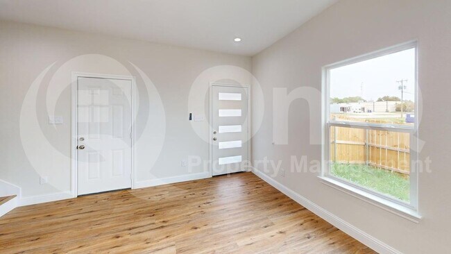 Foto del edificio - 8001 W Elizabeth Ln