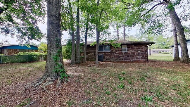 Foto del edificio - Welcome home to this beautiful brick 3-bedroom