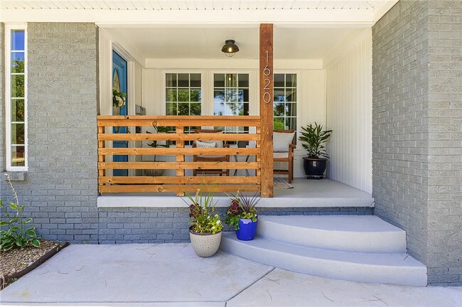 Building Photo - Cute 3 Bed, 2 Bath Conveniently Located in...