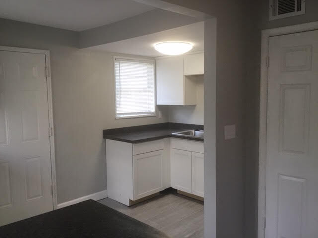 Building Photo - Newly Renovated Townhome!!