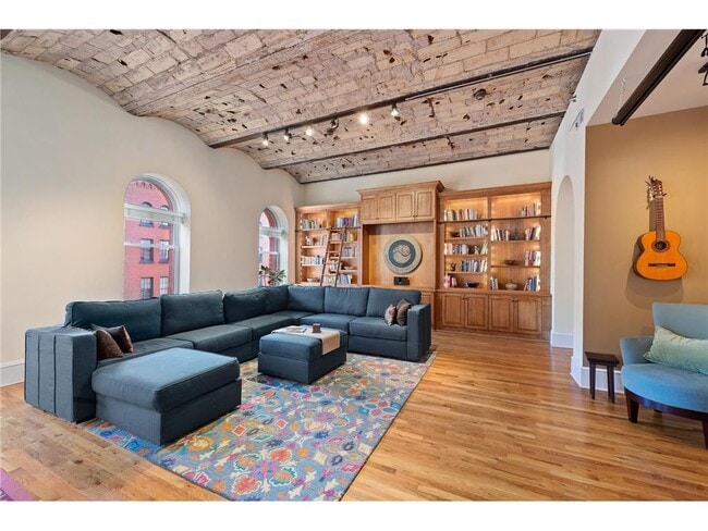 Building Photo - 300 Wall St