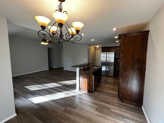 Foto del edificio - Republic Schools!  Gorgeous Brick Front 3 Bedroom Home Available!