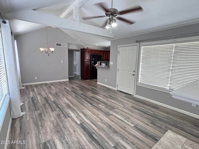 Foto del edificio - 10115 E Mountain View Rd