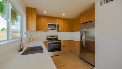 Building Photo - 130 W 59th Pl