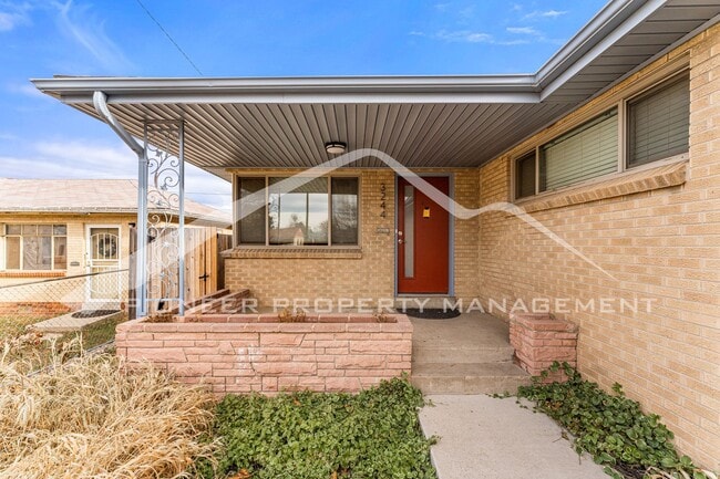 Building Photo - Spacious Home with Fenced Yard and Washer/...