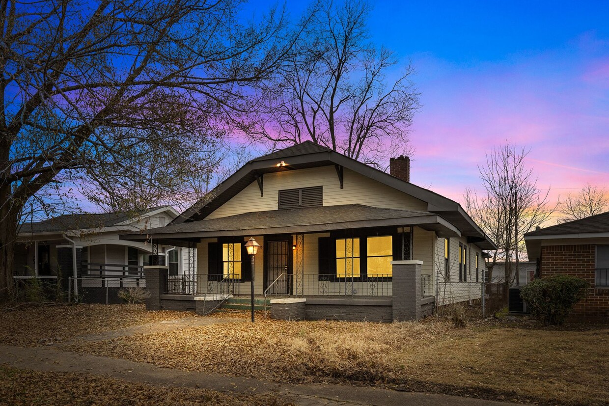 Primary Photo - Beautifully Renovated 4 Bedroom 1.5 Bath H...