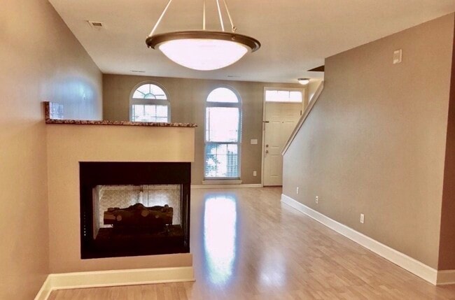 Building Photo - 3035 Camden Dr