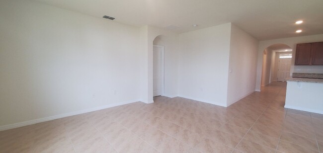 Foto del edificio - LIKE NEW/1-YEAR OLD!!! 4-Bedroom, 2-Bathro...