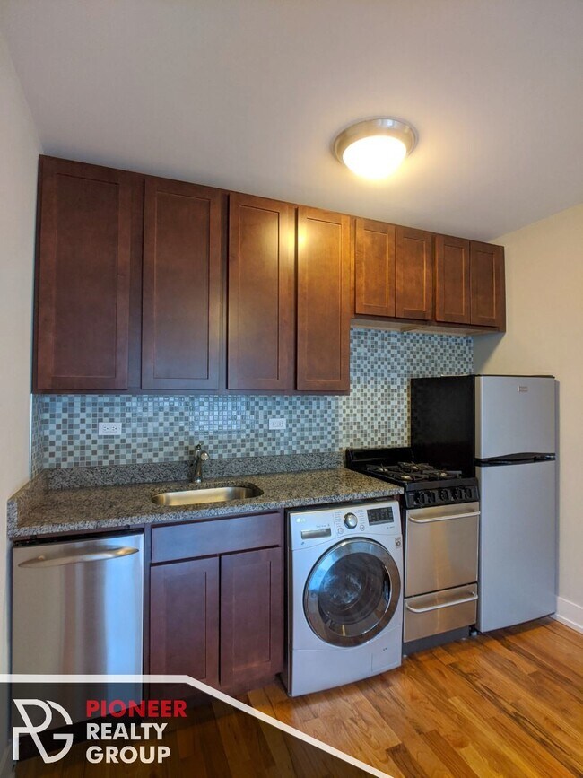 Building Photo - 560 W Arlington Pl