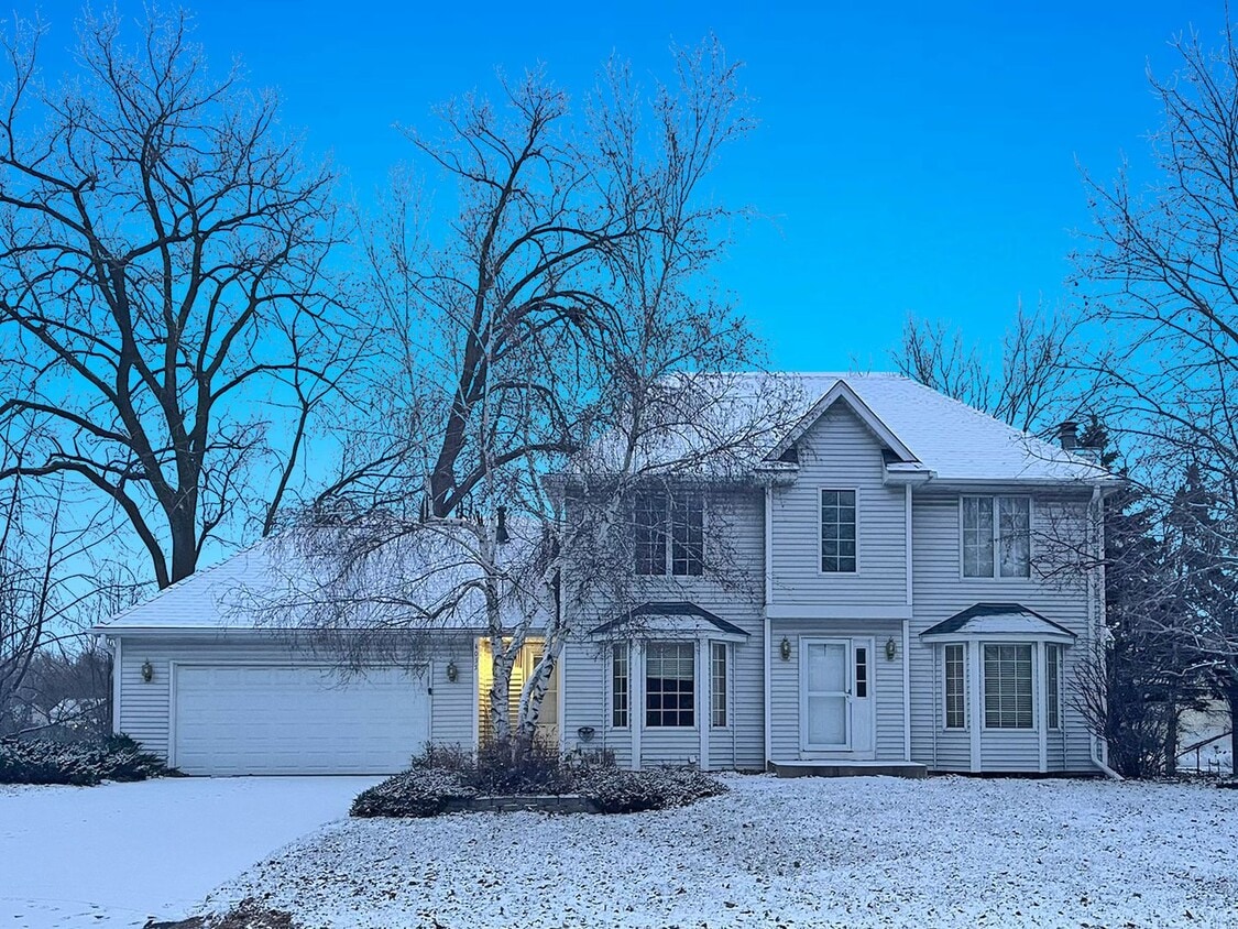 Primary Photo - Big Beautiful Lakefront 2-Story next to Go...