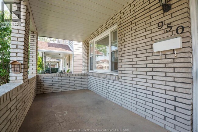 Building Photo - 950 Elsmere Ave