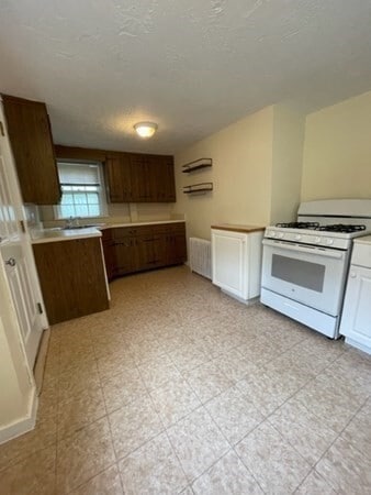 Building Photo - 33 A Pleasant St