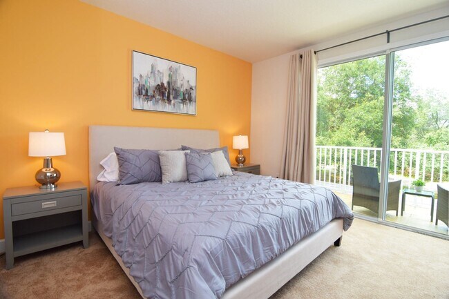 Dormitorio principal con cama King - 1534 Retreat Cir
