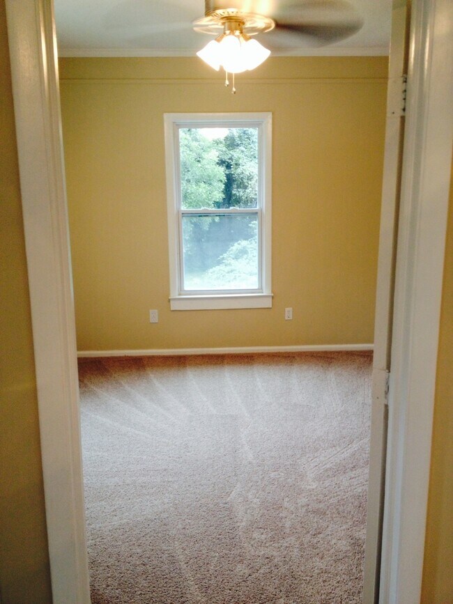 Foto del edificio - 3 Bedroom 2 Bathroom JUST RENOVATED Lawncare Included/Granite Countertops