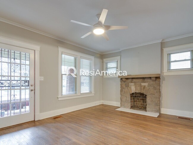 Building Photo - Gorgeously Renovated 3BR/2B Midtown Beauty!!