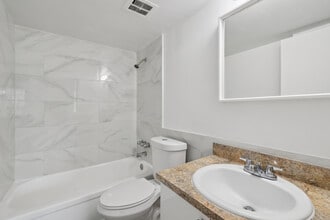 Building Photo - Luna At Hollywood