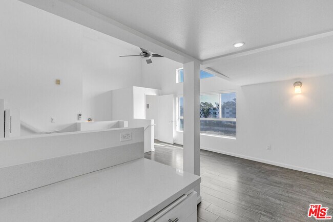 Foto del edificio - 4980 S Centinela Ave