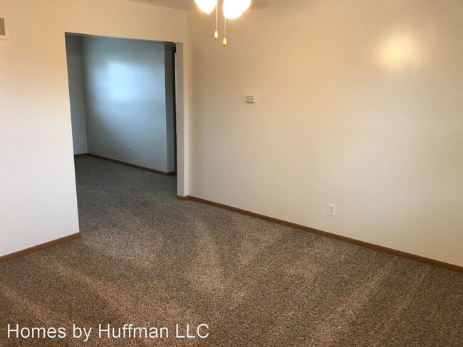 Building Photo - 1613-1645 S Green River Rd