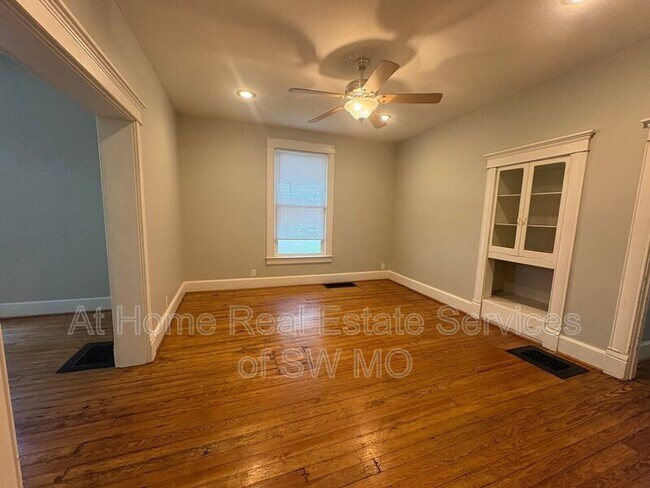 Building Photo - 752 S Main Ave