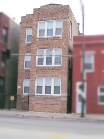 Building Photo - 2237 W Fullerton Ave