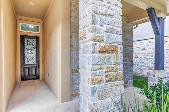Building Photo - 6716 Vitruvius Dr