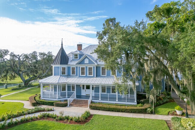 Highland Manor in Apopka is an event venue nestled among ancient oaks.