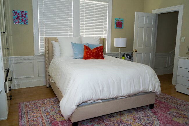 Building Photo - Stylish Grid Living