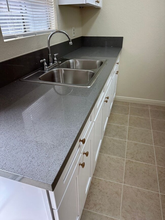 Building Photo - 2 Bedroom 1.5 Bath Townhome in Westminster