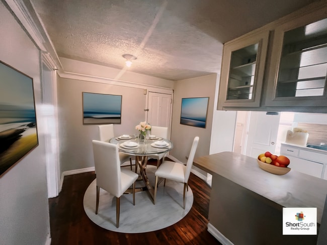 Building Photo - Updated Heritage Hill 2 bed 1 bath upper a...
