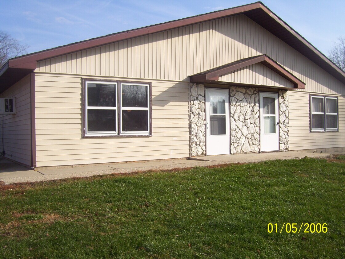 Unit Building - 127 N Walworth St