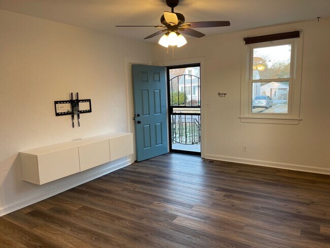 Foto del edificio - Impeccably Updated 3 BR / 2 BA Ranch