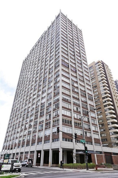 Primary Photo - 6171 N Sheridan Rd
