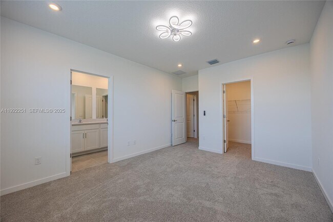 Foto del edificio - 7040 Channing Ave