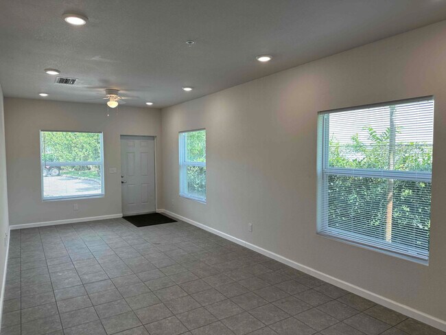 Building Photo - 7400 SW 10th Ct
