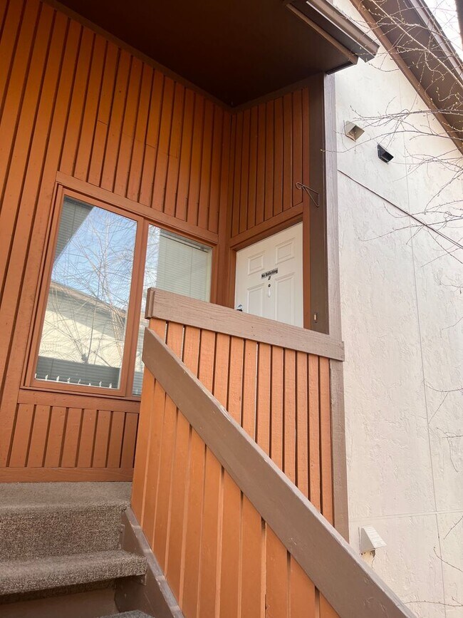 Building Photo - Top floor Condo in desirable area