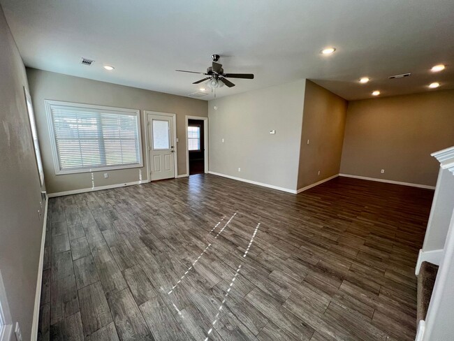 Building Photo - Beautiful 3B/2B Townhome in Chaffee Crossi...